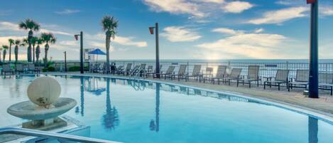 Alberca al aire libre y alberca climatizada