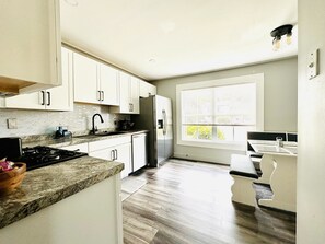 Frigorifero, microonde, forno, piano cottura