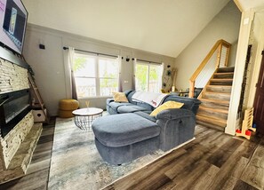 TV connectée, cheminée, table de tennis de table