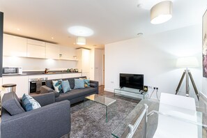 Laptop workspace, free WiFi - Seven Living Broadway Residences (Birmingham)