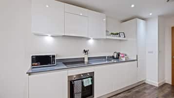 Full-size fridge, microwave, oven, stovetop