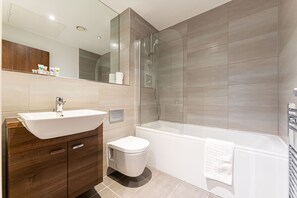 Combined shower/bathtub, hair dryer, towels, shampoo - Seven Living Broadway Residences (Birmingham)