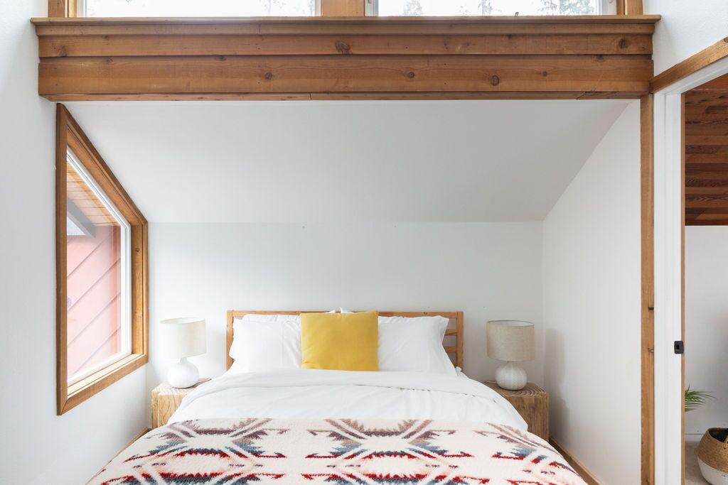 NEW! The Hideout - Mt Baker Cabin w/ Hot Tub & Sauna