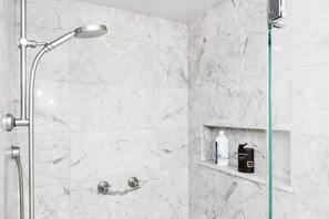 Doccia, asciugacapelli, asciugamani, sapone