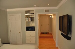 1 camera, una scrivania, ferro/asse da stiro, culla da viaggio