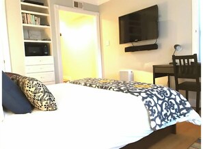 1 bedroom, desk, iron/ironing board, travel cot - Private Garden Room in Victorian Home! (San Francisco)