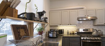 Monica’s Cheerful Retreat Townhouse