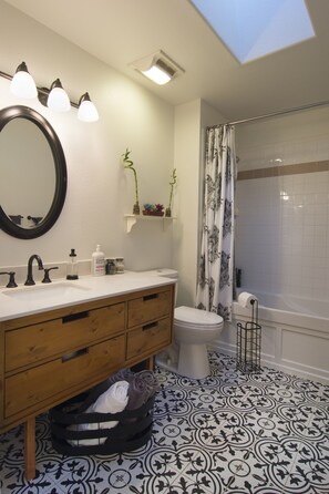 Combined shower/bathtub - Monica’s Cheerful Retreat Townhouse (Boulder)