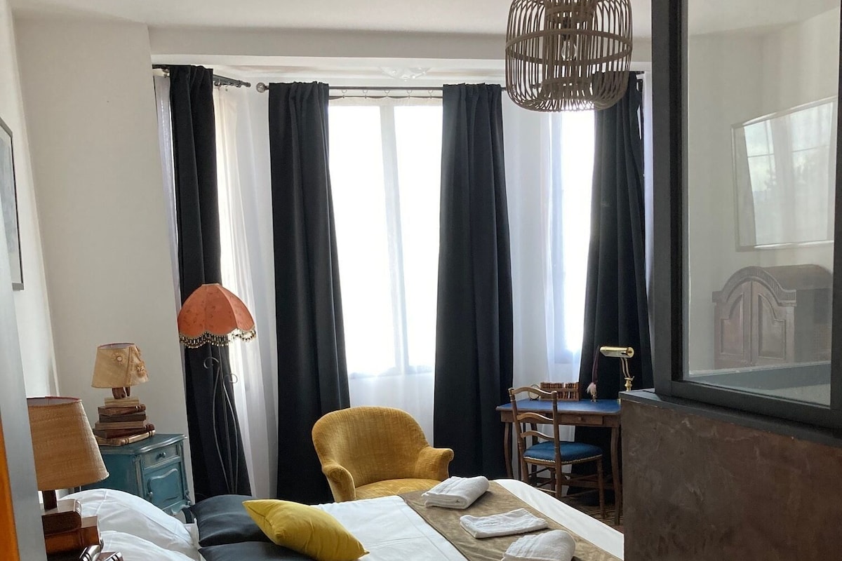 Escritorio, espacio para trabajar con laptop y wifi gratis 