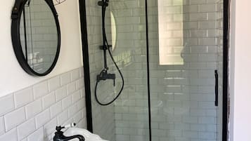 Douche, serviettes fournies