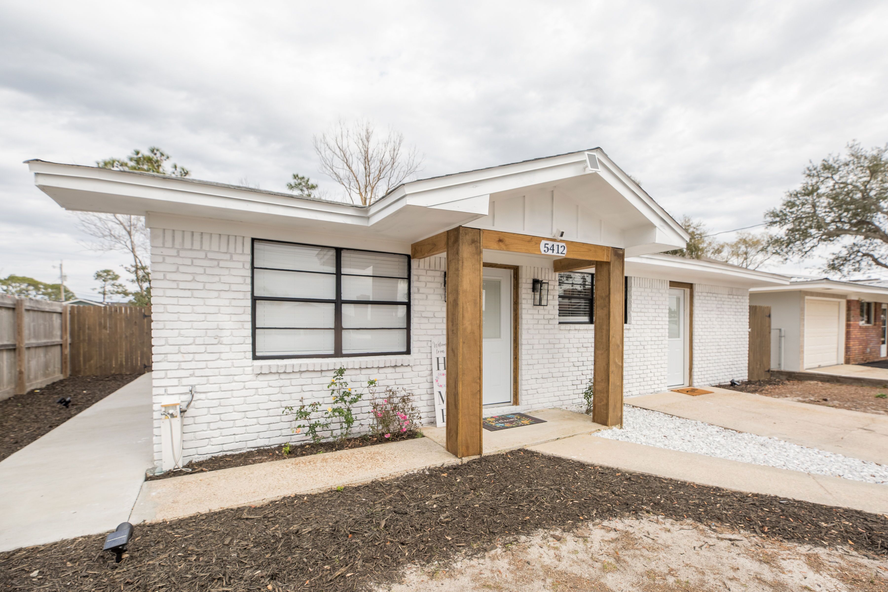 White Pearl Beach House East End 5min to the beach Spacious Backyard