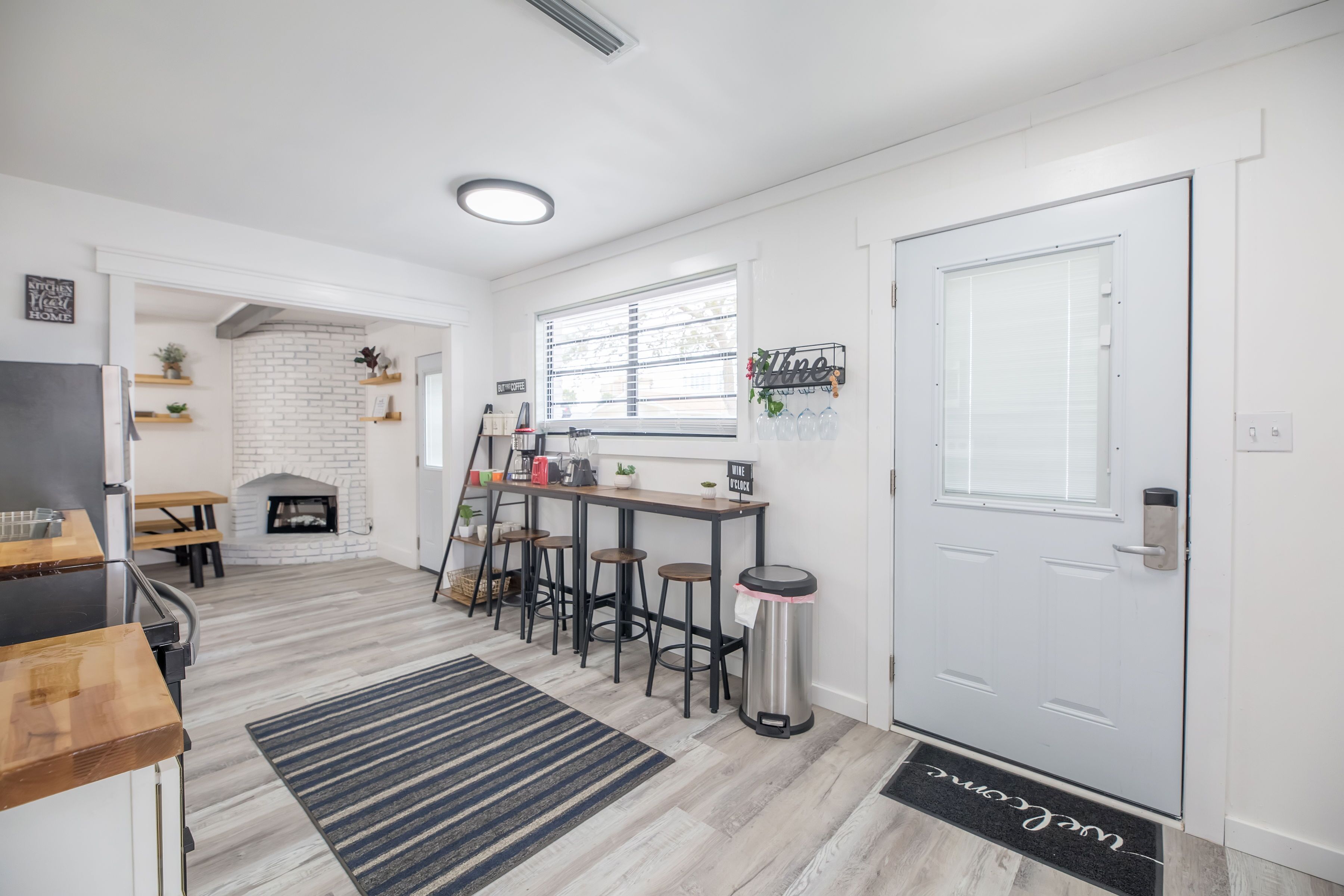 White Pearl Beach House East End 5min to the beach Spacious Backyard