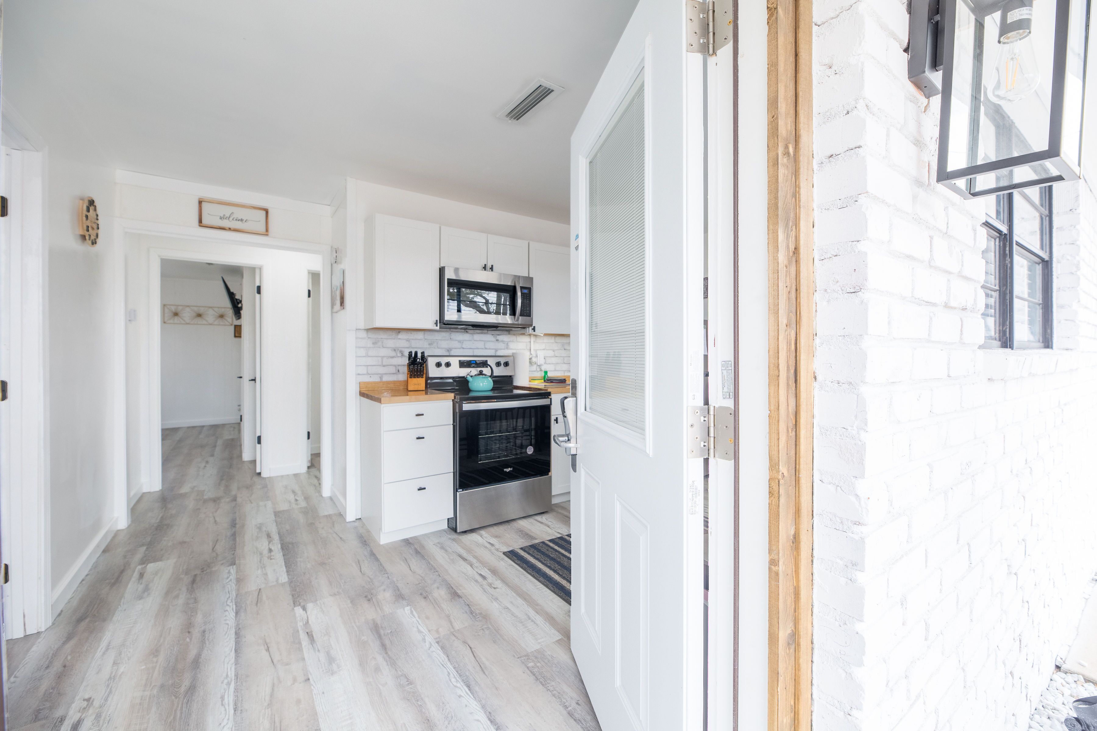 White Pearl Beach House East End 5min to the beach Spacious Backyard