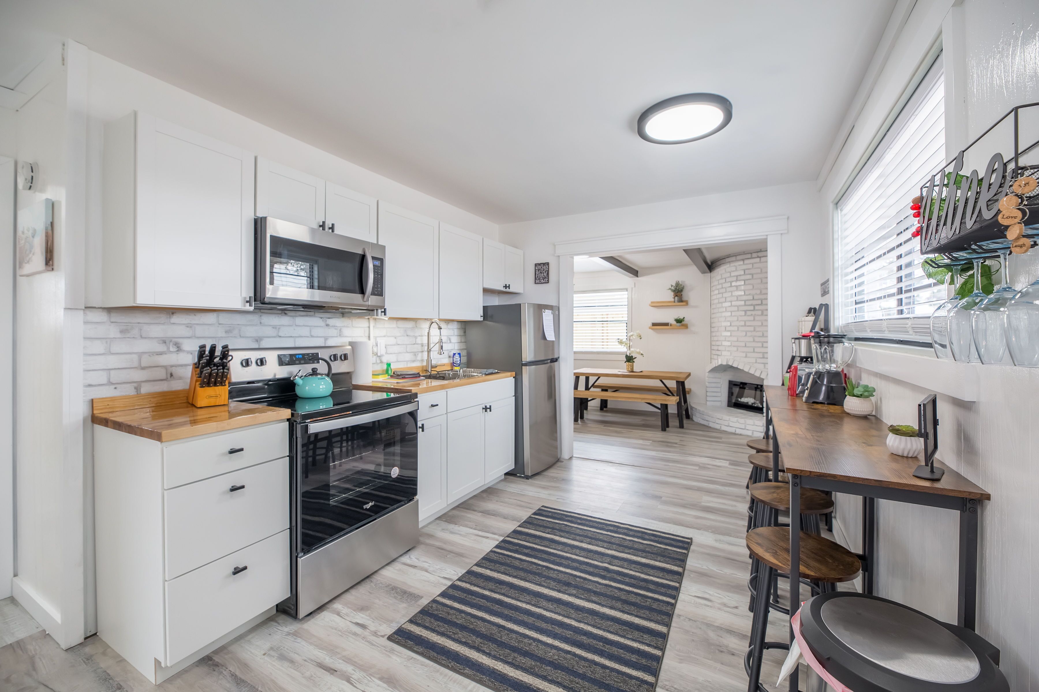 White Pearl Beach House East End 5min to the beach Spacious Backyard