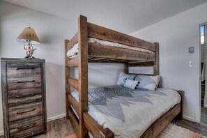 3 Schlafzimmer, Schreibtisch, kostenloses WLAN, Bettwäsche