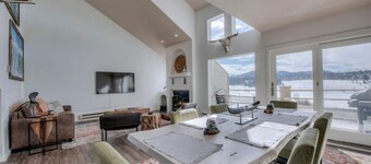 Lake Dillon Views! Modern, Spacious Townhome Near Ski Resorts