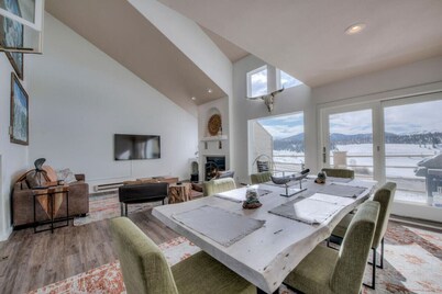 Lake Dillon Views! Modern, Spacious Townhome Near Ski Resorts
