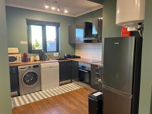 雪櫃、微波爐、焗爐、爐具