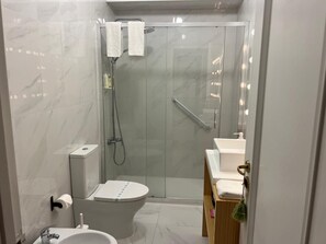Ensemble douche/baignoire, sèche-cheveux, bidet, serviettes fournies