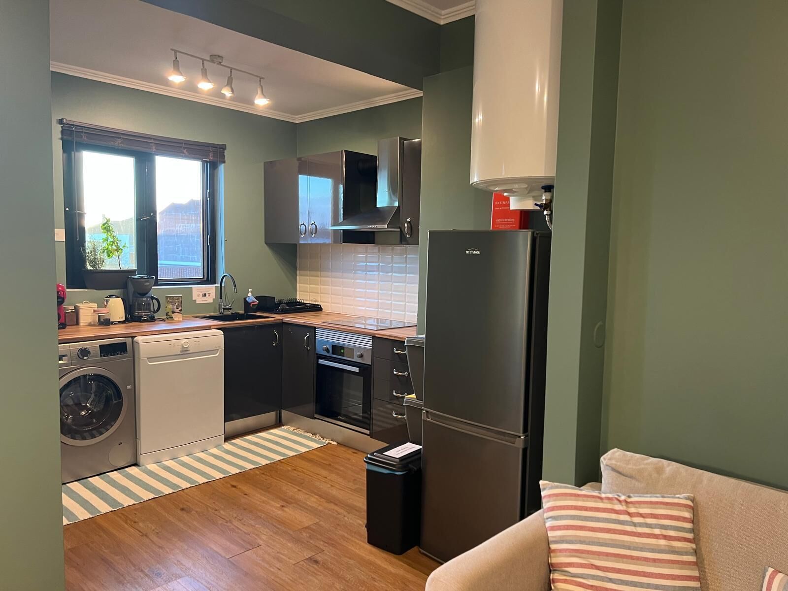 雪櫃、微波爐、焗爐、爐具