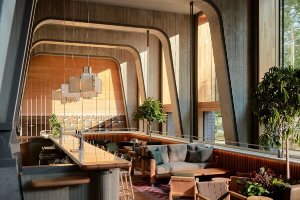 Lobby sitting area - Ace Hotel Toronto (Toronto)