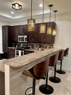 Fridge, microwave, oven, stovetop - Sarasota Modern Home minutes to Siesta & Downtown (Sarasota)