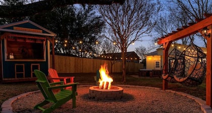 ★Artsy & Luxurious ~ Backyard Oasis, Hot Tub, Bar★