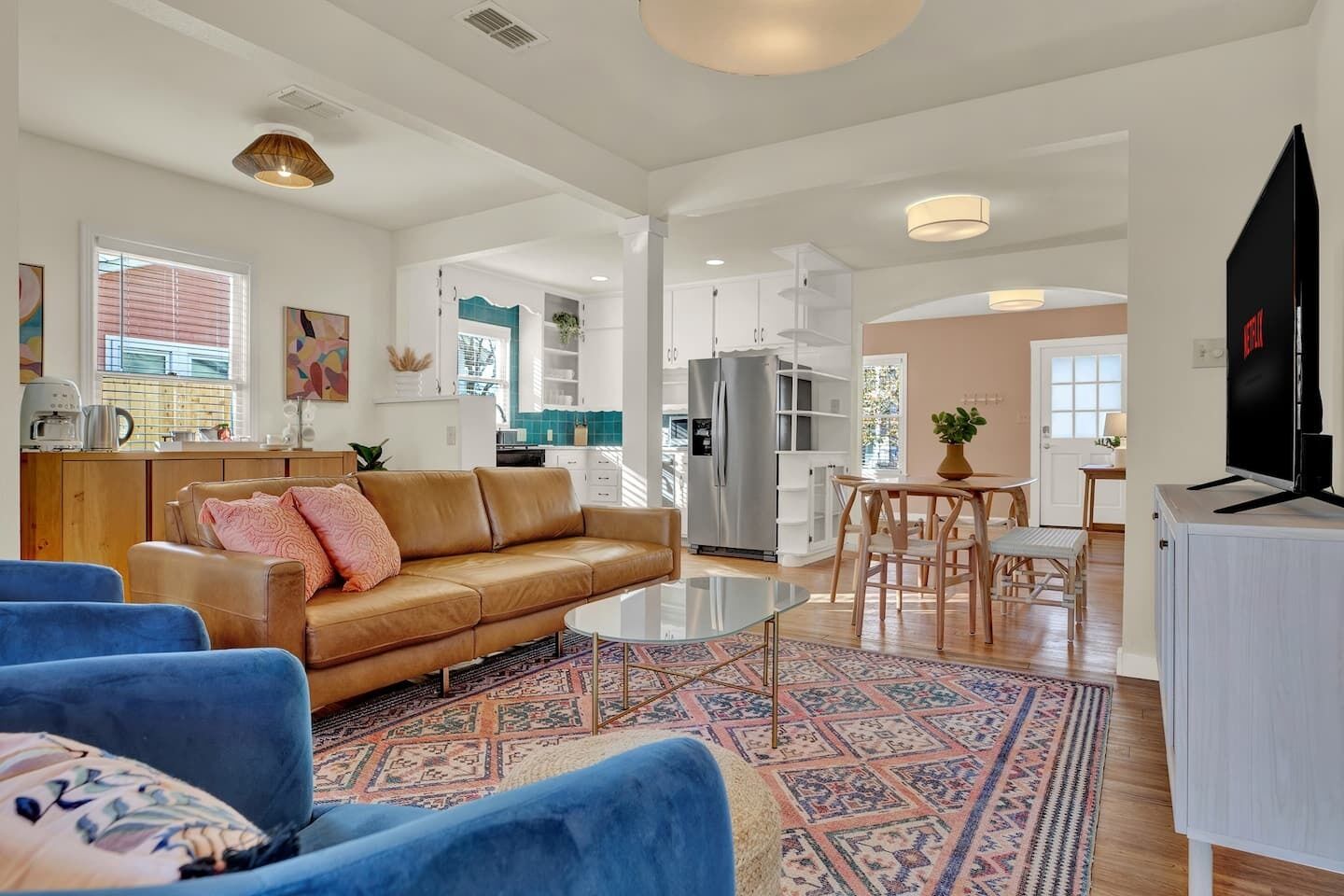 ★Artsy & Luxurious ~ Backyard Oasis, Hot Tub, Bar★