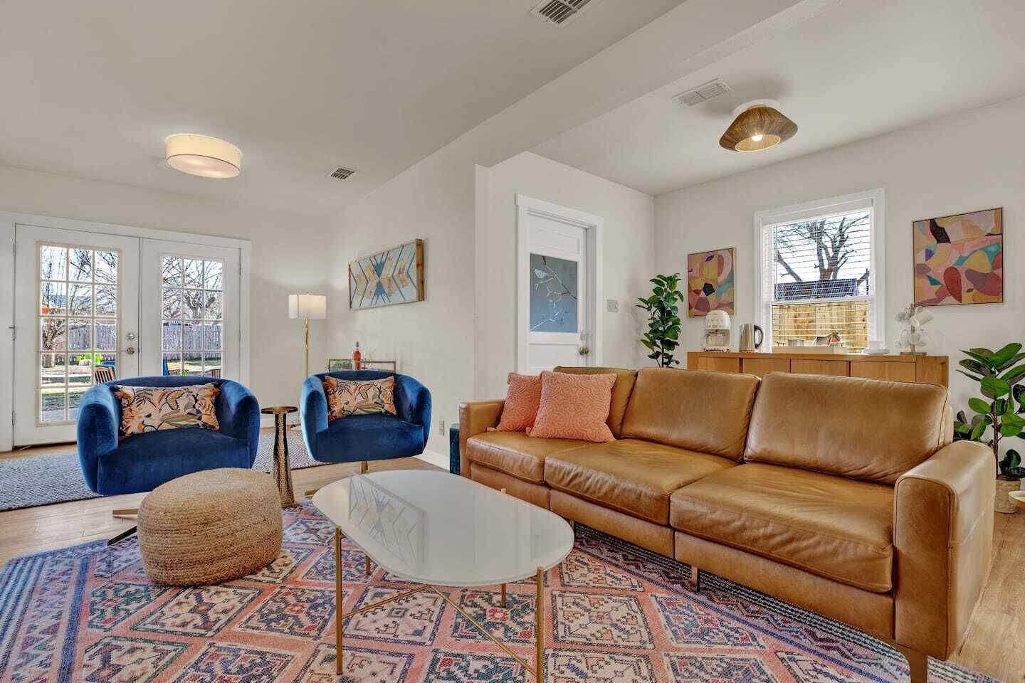 ★Artsy & Luxurious ~ Backyard Oasis, Hot Tub, Bar★