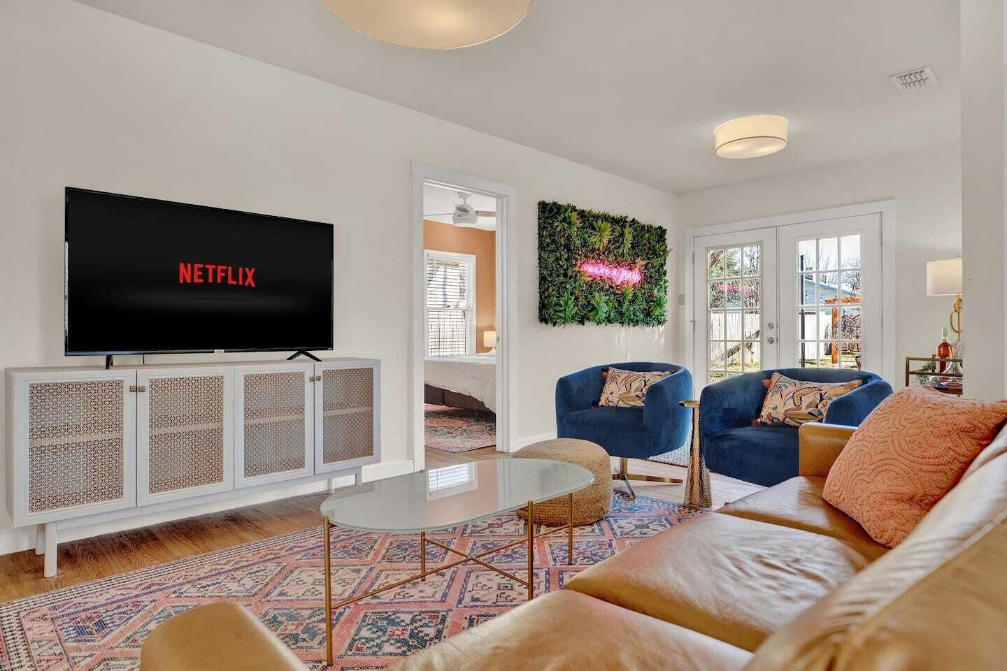 ★Artsy & Luxurious ~ Backyard Oasis, Hot Tub, Bar★