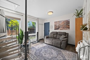 TV, books - The Alpenglow Loft - 1 Bed/1Bath- Radiant Charmer (Anchorage)