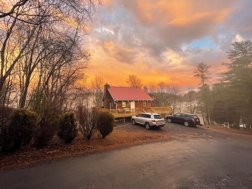 New River mountain cabin, sleeps 9