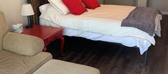 New River mountain cabin, sleeps 9