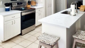 Coffee/tea maker, microwave, dishwasher, cookware/dishes/utensils - Time Well Wasted Weeki Star5vacations (Spring Hill)