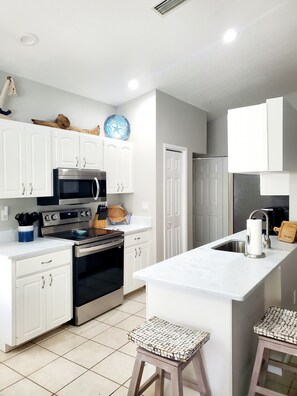 Microwave, mesin pencuci piring, dan mesin pembuat kopi/teh