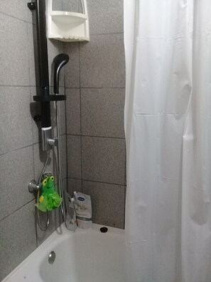 Baignoire, serviettes fournies, savon, papier de toilette
