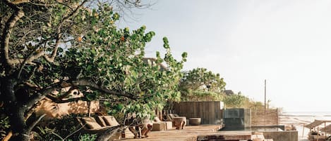 Udendørs pool, åben fra kl. 08.00 til kl. 22.00, parasoller, liggestole