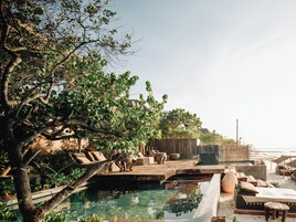 室外游泳池，08:00 至 22:00 开放，池畔遮阳伞，日光浴躺椅