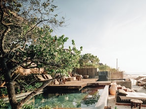 Piscine extérieure, parasols de plage, chaises longues
