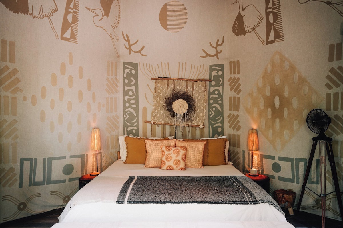 Room (Moon Temple) | Bar mini, peti besi dalam bilik, dihias secara berasingan