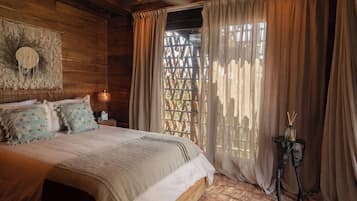 Rumah Pohon (Jungle) | Minibar, brankas, didekorasi berbeda-beda, dan tirai kedap cahaya