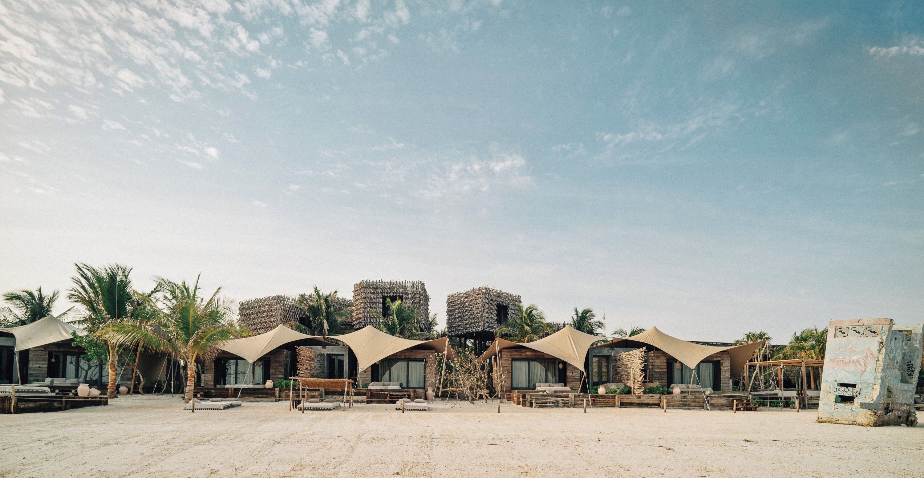 Plage, sable blanc, cabines gratuites, parasols