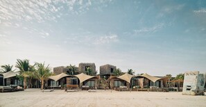 En la playa, arena blanca, camas de playa gratis, sombrillas