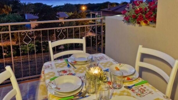 A table set for four on a balcony with a view of the sea. - St. Francis apartment (Agropoli)