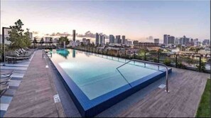 Rooftop pool overlooking midtown/downtown Miami - The Art House - Wynwood Miami Design District (Miami)