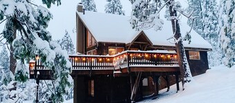 Across from Blue Lake Springs Pool! Private Hot Tub, EV charger, Pets Ok!