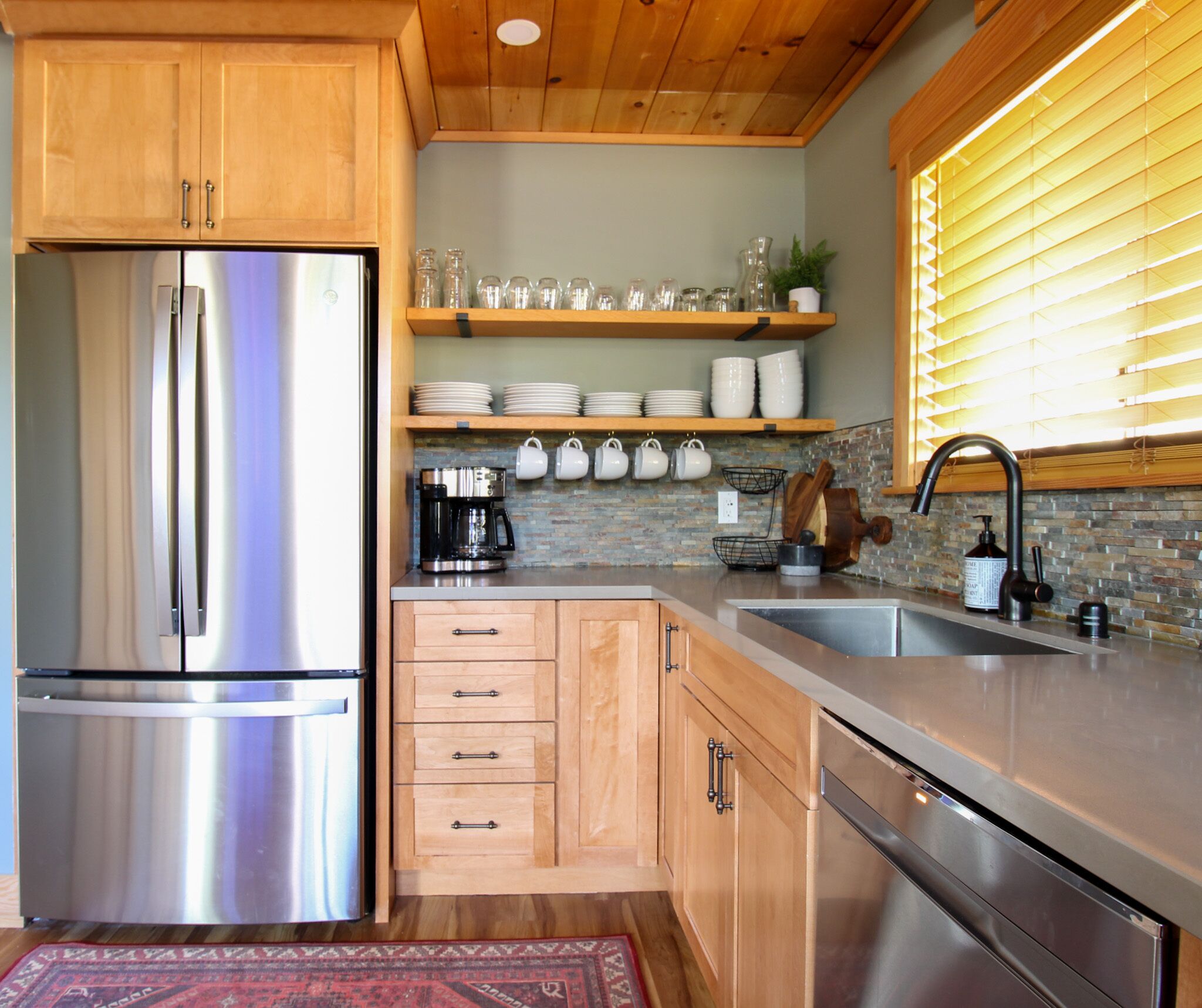 NEW! Blue Lake Springs/ Private Hot Tub/Across from Pool & Lake 