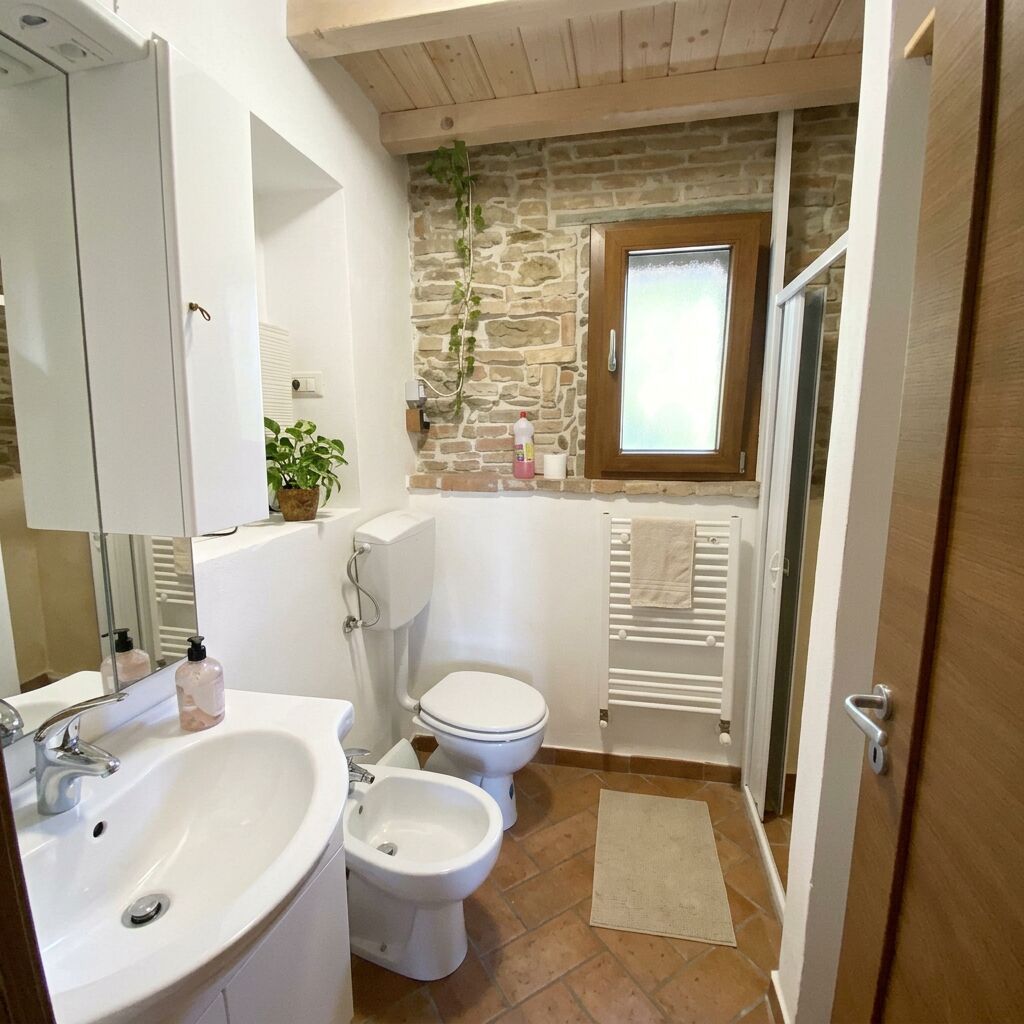 Douche, sèche-cheveux, bidet, savon