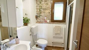 Douche, sĂšche-cheveux, bidet, savon
