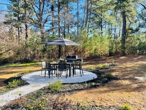 Outdoor dining - Cozy Barndominium- relax by the creek- convenient (Grovetown)